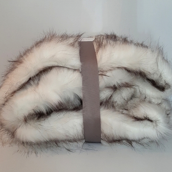 Batillo Home Faux Fur Decorative Heavy Throw Blanket 51" x 67" - Picture 4 of 8